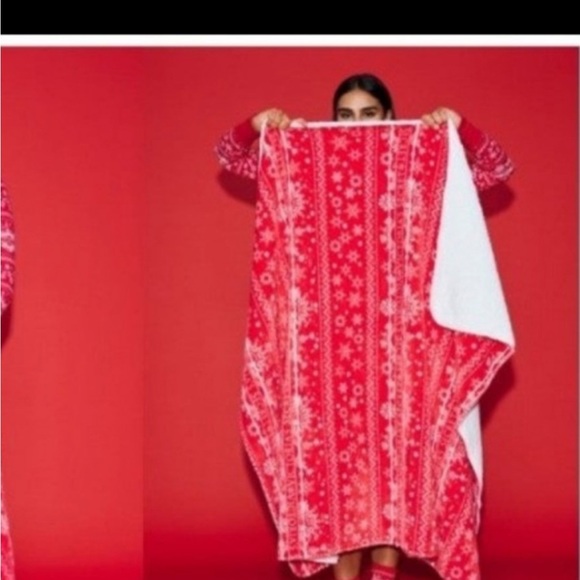 NEW Victoria’s Secret Plush Blanket Red Snowflake - Picture 2 of 2